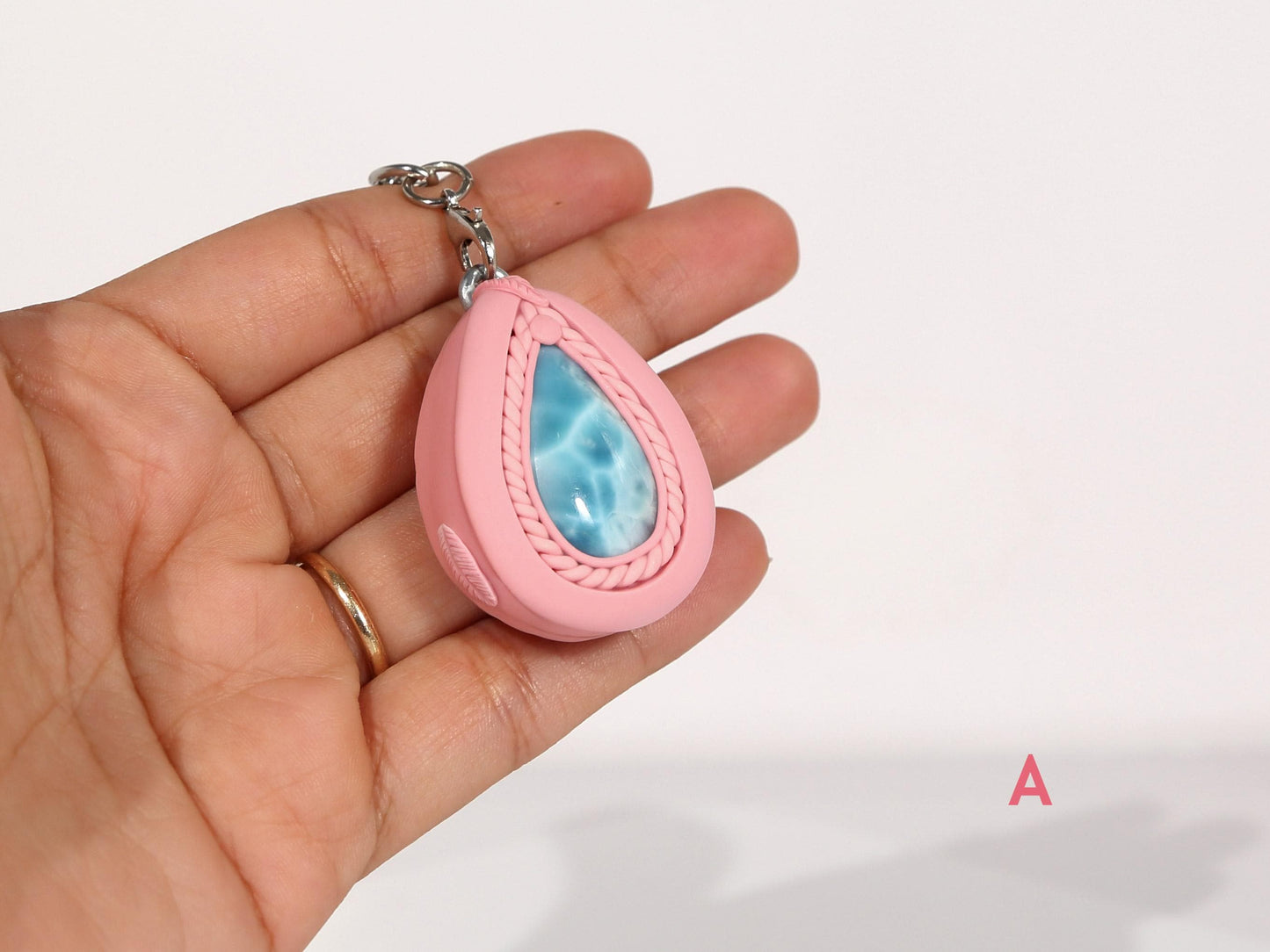 Breloque en cristal de larimar pour sac à main, breloque en pierre pour bourse, larimar AAA, cadeau rose, cadeau de Noël