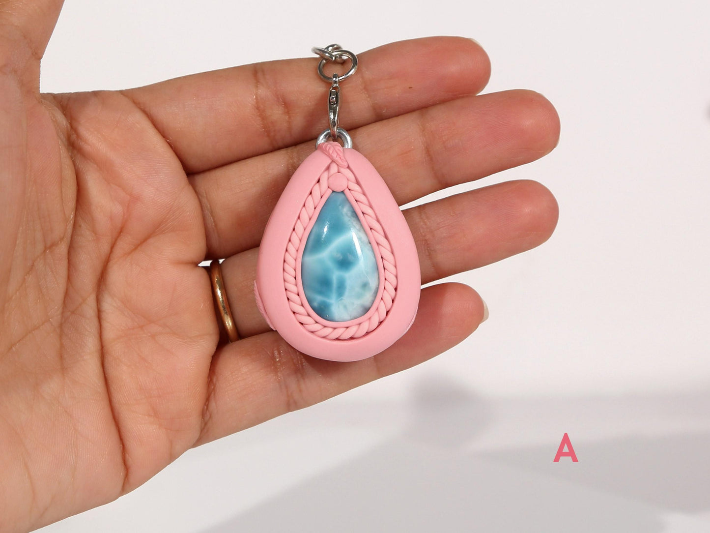 Breloque en cristal de larimar pour sac à main, breloque en pierre pour bourse, larimar AAA, cadeau rose, cadeau de Noël