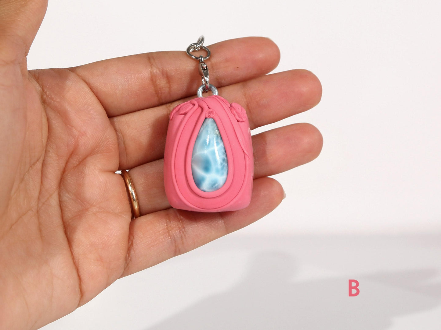 Breloque en cristal de larimar pour sac à main, breloque en pierre pour bourse, larimar AAA, cadeau rose, cadeau de Noël